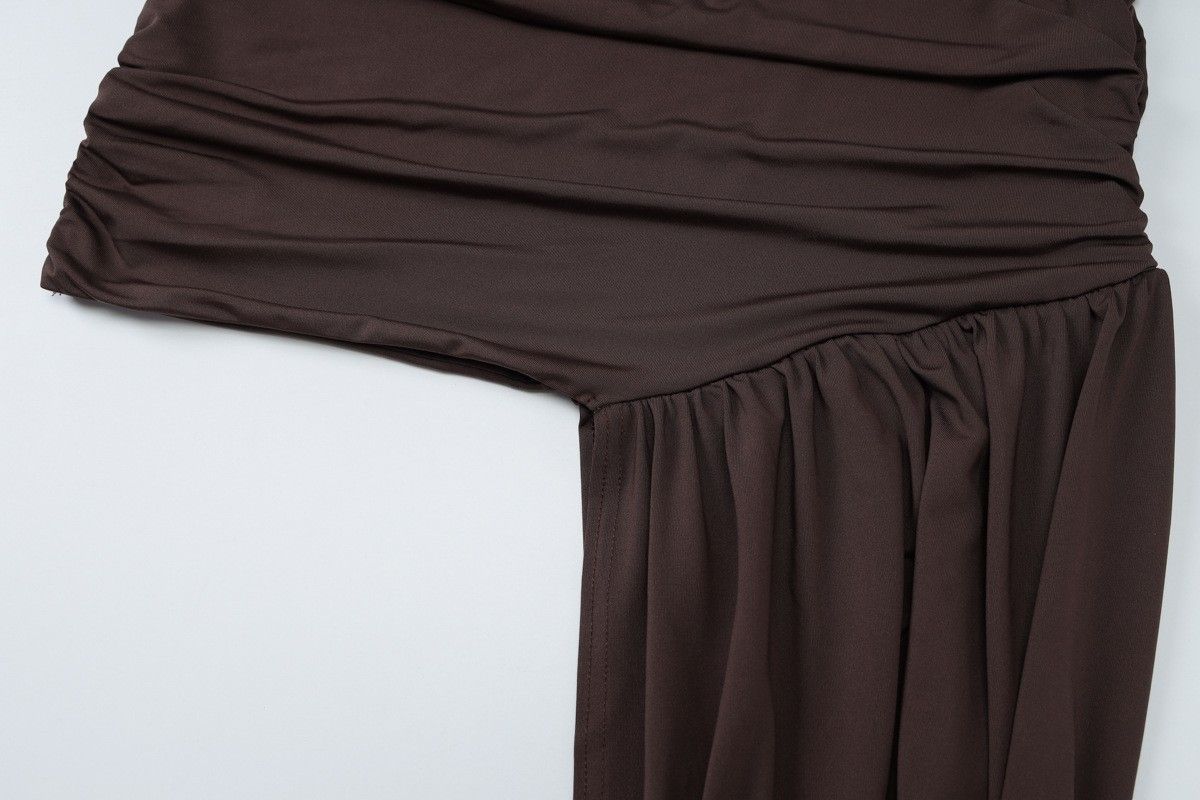 Robe Drapée Asymétrique Élégance