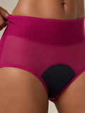 Gros plan de culotte menstruelle rose montrant la texture respirante et la zone absorbante